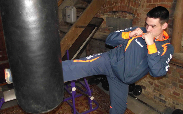 Patryk Laszczyński z Gęsińca od blisko 10 lat trenuje karate w klubie. Ćwiczy także w przydomowej stodole
