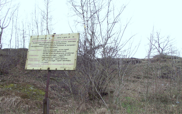 Wokół strzelińskim kamieniołomów ustawione są tablice informacyjne o zakazie wejścia na teren kopalni osobom nieupoważnionym