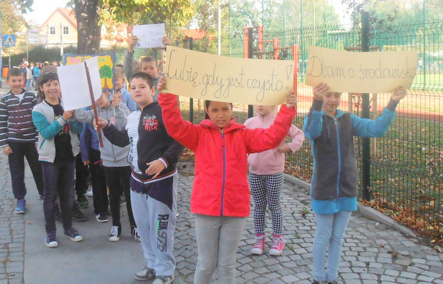 Uczniowie Publicznej Szkoły Podstawowej nr 4 w Strzelinie przeszli ulicami miasta z transparentami w „Marszu czystości”