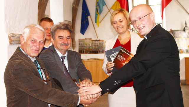  W uroczystości uczestniczyło trzech autorów książek o naszych terenach (od lewej): dr Hans-Dieter Langer, Piotr Rozenek oraz Piotr Rozpędowski. Między nimi stoi burmistrz Strzelina Dorota Pawnuk