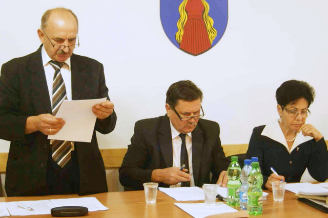 Projekty uchwał przedstawiali radzie przewodnicząca Grażyna Kosińska, wiceprzewodniczący Krzysztof Chaberski (po lewej) i Marian Pogoda