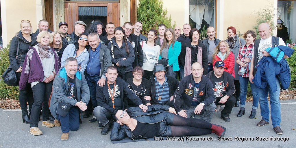 Integracyjny weekend SGM zaczął się od pamiątkowego zdjęcia przed pensjonatem w Niemojowie