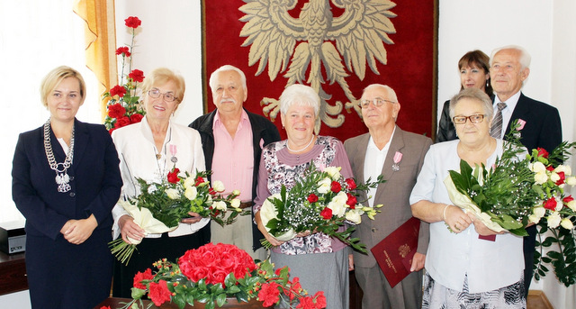 Medale „Za długoletnie pożycie małżeńskie” otrzymali (od lewej): Józefa i Józef Kaczanowie, Janina i Kazimierz Majcherowie oraz Halina i Adam Andruszkowie