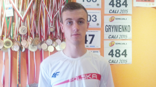 Maciej Grynienko trenuje skok wzwyż. Na swoim koncie ma już wiele sukcesów. Ostatnio zajął 10 miejsce na Mistrzostwach Świata w Kolumbii