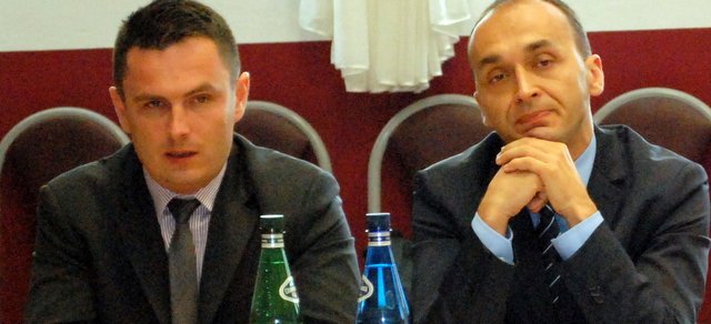 Radca prawny Paweł Kopij (z lewej) odparł, że ustawa o pomocy publicznej wymaga dla rzeczonego aktu prawnego opinii Urzędu Ochrony Konkurencji i Konsumentów oraz ministra rolnictwa