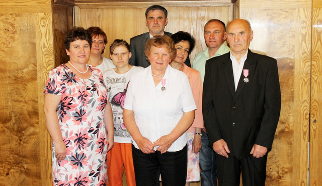 Jubilaci Janina i Antoni Ratajowie odebrali odznaczenia w towarzystwie najbliższej rodziny