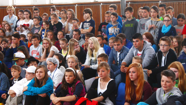 Uczniowie Szkoły Podstawowej nr 4 w Strzelinie przywitali gości z Niemiec na uroczystym apelu