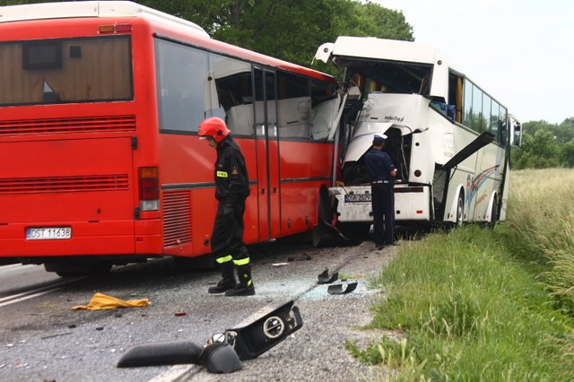 Na trasie pomiędzy Strzelinem a Mikoszowem zderzyły się dwa autobusy