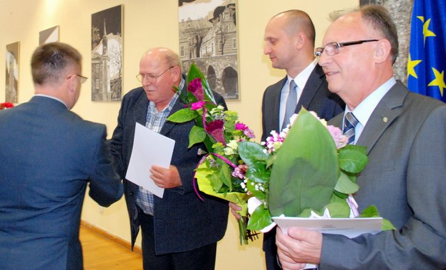 Wyróżnienia z rąk starosty odebrali (od lewej): Andrzej Pawleta, Arkadiusz Osiński oraz Zdzisław Kozicki