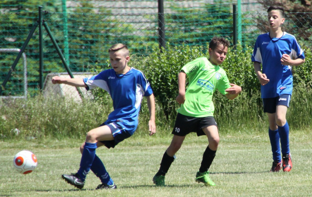  Wybijającym się piłkarzem w meczu młodzików był zawodnik GUKS Bartek Piątek (po lewej)