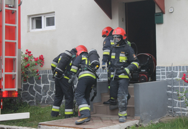 Strażacy ugasili pożar skrzynki elektrycznej w jednym z budynków mieszkalnych w Kępinie