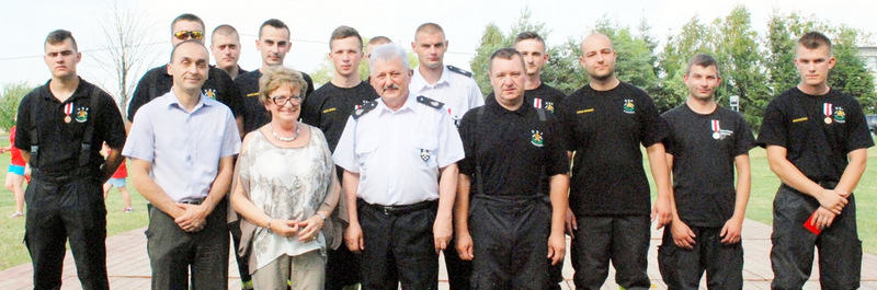Wyróżnieni strażacy z władzami samorządowymi i wicemarszałek Ewą Mańkowską