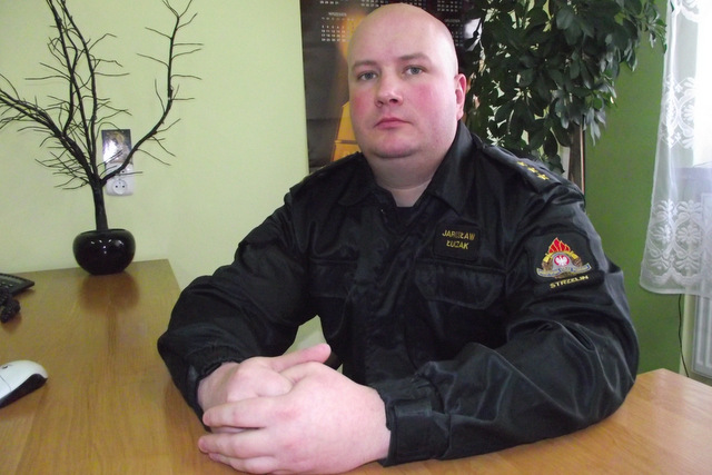 Kpt. Jarosław Łuczak z KPPSP Strzelin informuje, że przyczyną większości pożarów nieużytków rolnych jest zaprószenie ognia
