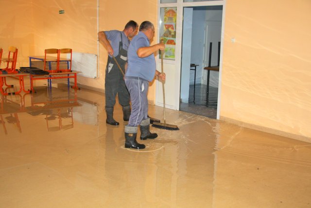 Wodę z pomieszczeń piwnicznych usuwali pracownicy techniczni szkoły 