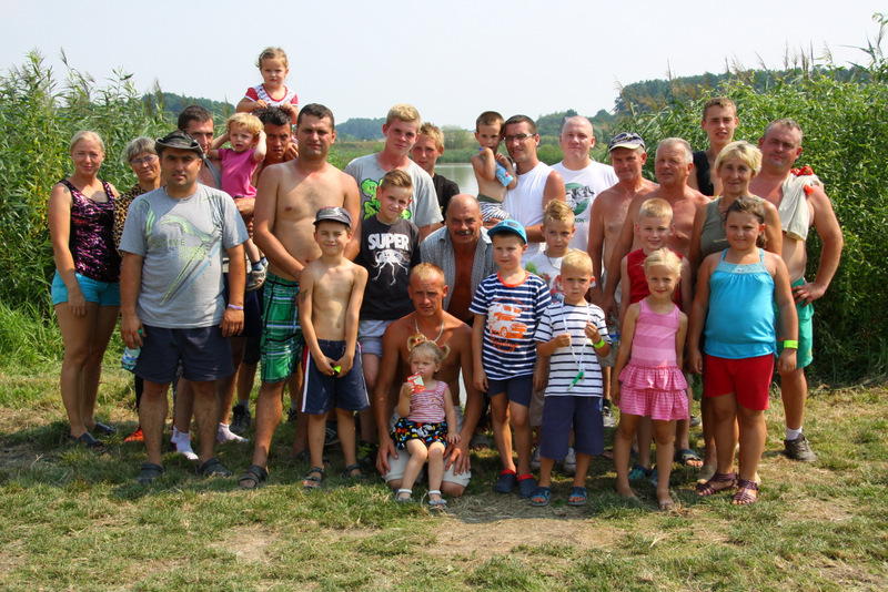 Uczestnicy zmagań wędkarskich zorganizowanych podczas I Pikniku Wędkarskiego na zbiorniku wodnym w Cierpicach