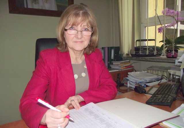 Małgorzata Ratajczak, dyrektor SP nr 5 w Strzelinie, informuje o zasadach reformy podręcznikowej