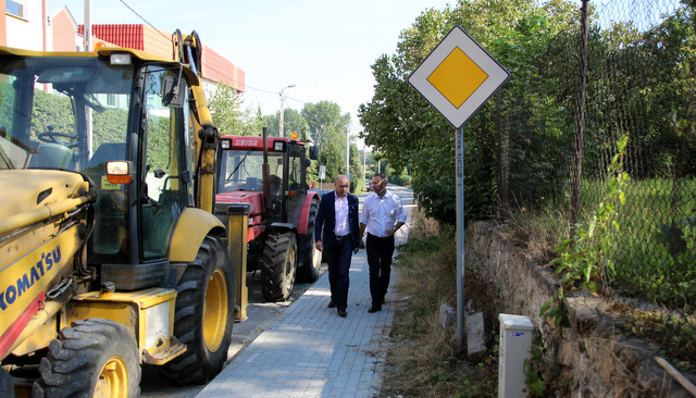 Wójt Wojciech Bochnak i radny powiatowy Tomasz Gracz sprawdzają wykonanie remontu chodnika  w Prusach (foto: Dawid Butyński)