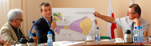 Miejscowy plan zagospodarowania przestrzennego dla terenu planowanej strefy przemysłowej omówili dr Paweł Pach (w środku) oraz doradca Aleksander Bek (z lewej)