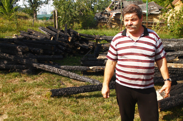 Feliks Sarna pokazuje, ile drewna z konstrukcji dachu spłonęło w pożarze