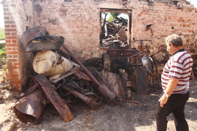 Po pożarze zostały już tylko zgliszcza i zniszczony sprzęt rolniczy