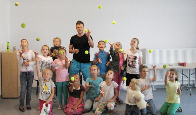 Dzieci z Kowalowa podczas zajęć żonglerskich z Michałem Ostrowskim