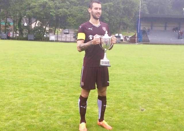 Błażej Augustyn z trofeum wywalczonym z Heart of Midlothian w towarzyskim turnieju