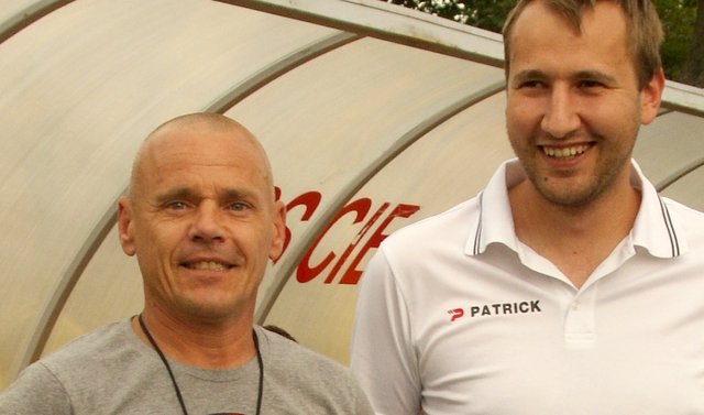 Prezes Gromnika Marek Rychlica (z prawej) i Krzysztof Garczarek trener, przed meczem 