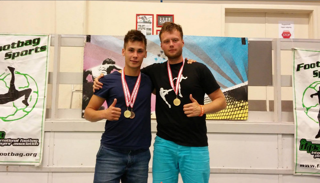 Krystian Bubula (z lewej) i Michał Ostrowski ze złotymi medalami Mistrzostw Świata