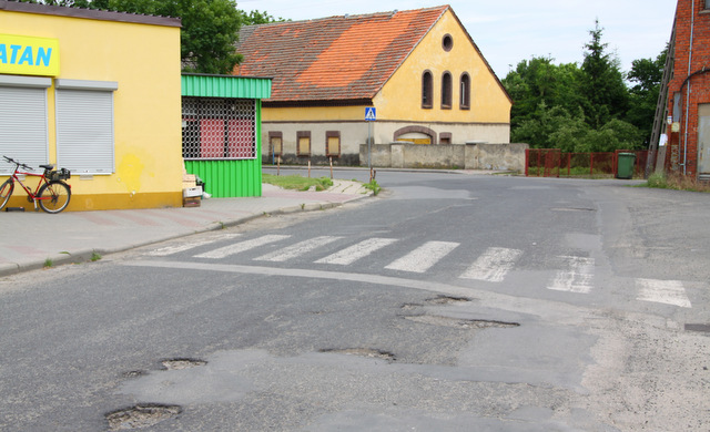 W planach gminy Przeworno jest zagospodarowanie centrum wsi. Tymczasem ul. Kolejowa w centrum straszy dziurami