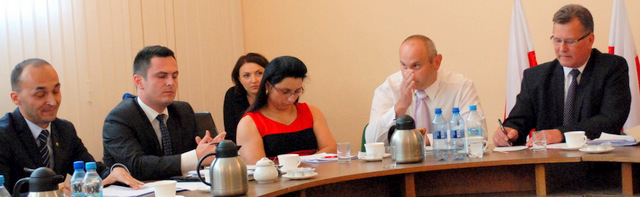 Radny Damian Długosz (drugi od prawej) wyraził na minionej sesji rady gminy Przeworno swoje niezadowolenie z zawartości bezpłatnego kwartalnego gminnego informatora
