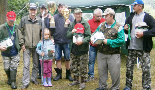 Zwycięzcy zawodów karpiowych zorganizowanych przez koło 21 PZW Strzelin