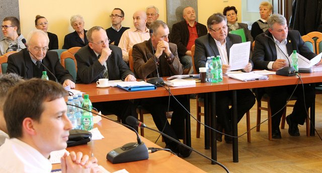 Radny Jerzy Wójcikiewicz (w środku) zwrócił uwagę na zabezpieczenie dojazdów do rozpoczętych budów