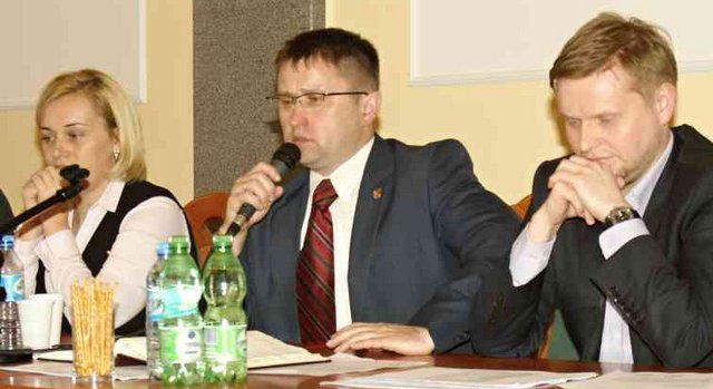 Dorota Pawnuk, Marek Warcholiński i Jarosław Sołowiej na spotkaniu w sprawie szpitala