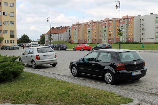 Prawidłowo zaparkowanych samochodów w strzelińskim Rynku jest zaledwie kilka