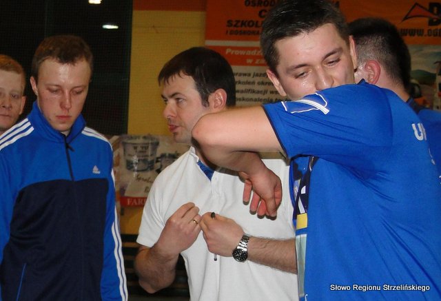 Trener Mihułka udziela rad swoim zawodnikom