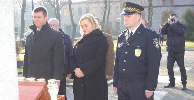 Władze Strzelina spotkały się pod Pomnikiem Żołnierza Polskiego, by zapalając 96 zniczy, uczcić pamięć ofiar katastrofy