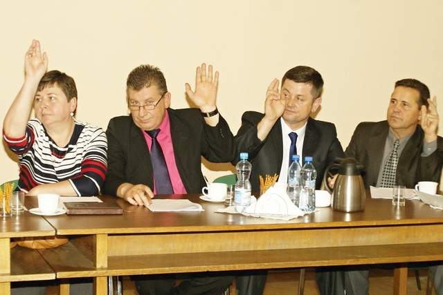 Na zdjęciu czworo spośród sześciorga radnych, którzy głosowali za zmianami w budżecie. Od prawej: Józef Tomera, Tomasz Błażejewski, Krzysztof Hutnik i Wanda Pochwała