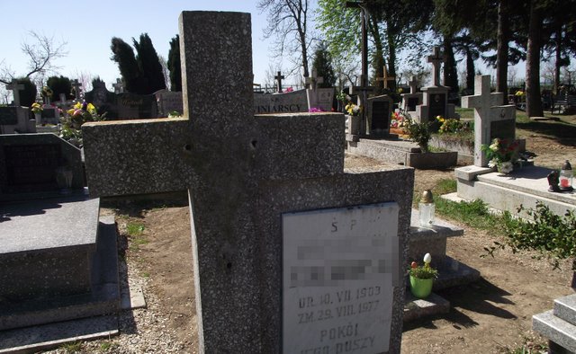 Z kilkunastu grobów na cmentarzu w Zielenicach zniknęły figurki Jezusa Chrystusa. Mieszkańcy są zbulwersowani, że ktoś dopuścił się kradzieży w takim miejscu