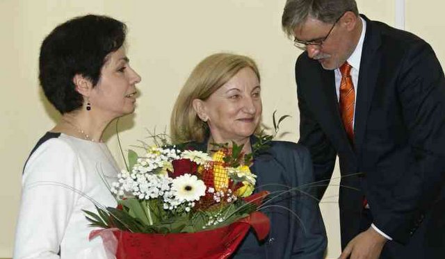 Halina Jaskóła (po środku) z uśmiechem przyjmowała podziękowania za lata spędzone w Borowie. Jako pierwsi podziękowali jej, Grażyna Kosińska i Waldemar Grochowski