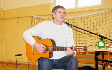 Lech Dyblik swój wykład przerywał śpiewem i grą na gitarze. Wykonał po rosyjsku utwory „Polowanie na kaczki” i „Płynę lodołamaczem”