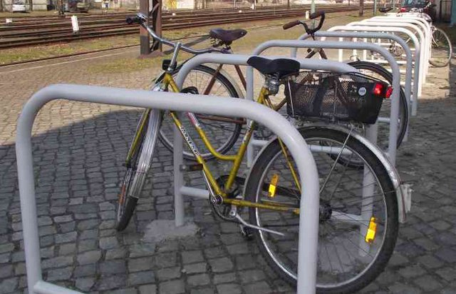 Stojaki zostały zaprojektowane tak, żeby można było bezpiecznie zaparkować rower