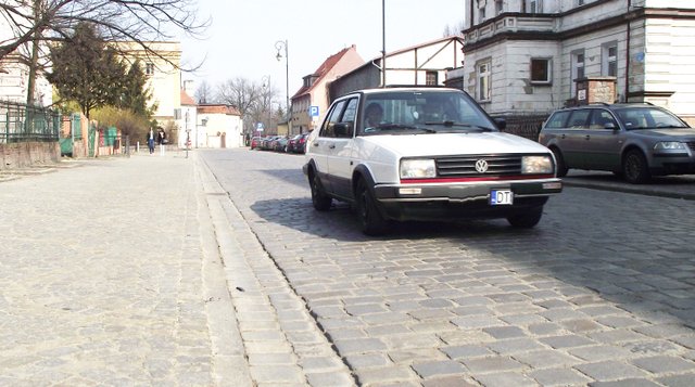 Mieszkańcy ul. Jana Pawła II w Strzelinie wnioskują do gminy o zamontowanie na drodze progów zwalniających