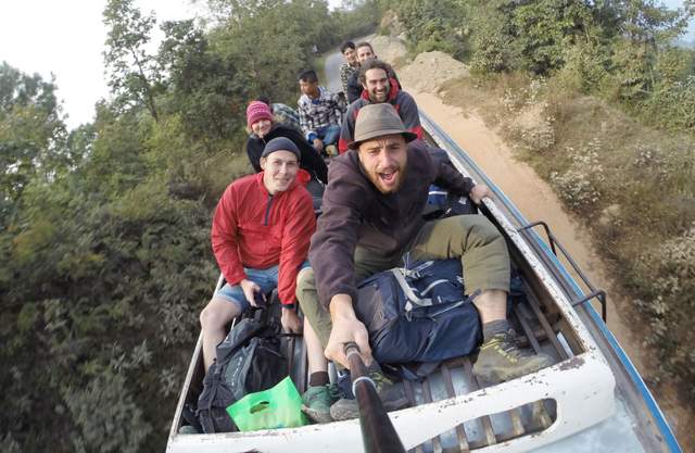 W Nepalu nawet podróż autobusem to przygoda, bo można jechać na dachu. Na zdjęciu z innymi wolontariuszami