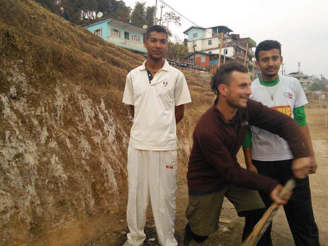 W Nepalu i Indiach miał okazję pierwszy raz w życiu grać w krykieta