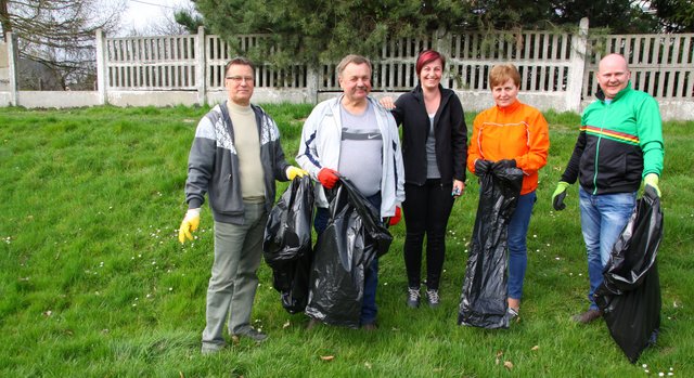 Społecznicy z Przeworna rozpoczęli sprzątanie wsi od boiska sportowego
