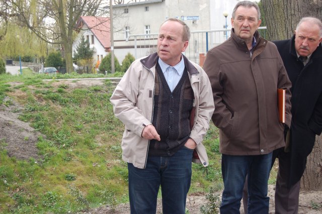 Radny Marek Horodyski (z lewej) zwrócił uwagę na zły stan niektórych dróg i chodników gminnych. Na zdjęciu także Mirosław Stępień i Stanisław Furdykoń