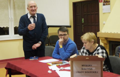 Stanisław Rybarczyk (z lewej) odczytał sprawozdanie z 4 lat pracy na rzecz sołectwa