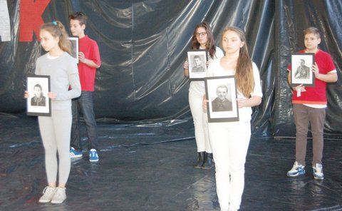 Uczniowie dumnie trzymali portrety Bohaterów Armii Krajowej