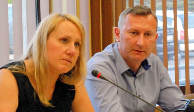 Radna Magdalena Krupa i radny Tomasz Gracz wypytywali starostę o podejmowane przez niego działania