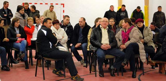Mieszkańcy Księginic czekają aż komisja skrutacyjna ogłosi wyniki wyborów